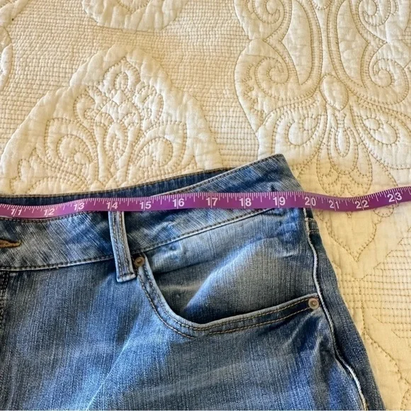 PLUS HIGH RISE skinny jeans in light wash, with distressed details, peti… - Picture 9 of 9